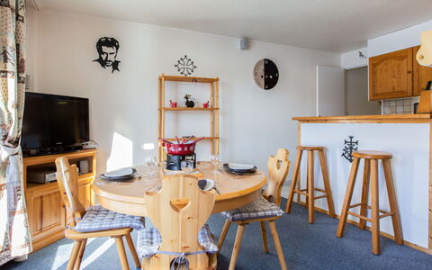 Accommodation:&nbsp;Vostok Zodiaque 800.86