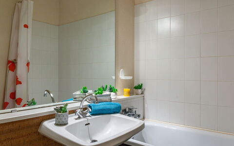 Le Corbier 800: Mirror, Tap, Bathroom Sink, Sink, Plumbing Fixture, Property, Bathroom, Interior Design, Building