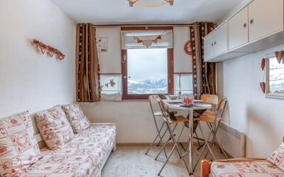 Accommodation:&nbsp;Vostok Zodiaque 800.87