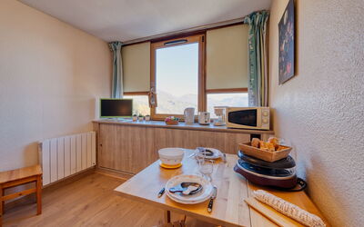 Accommodation:&nbsp;Vostok Zodiaque 800.94