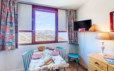 Accommodation:&nbsp;Vostok Zodiaque 800.27