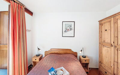 Accommodation:&nbsp;Vostok Zodiaque 800.70