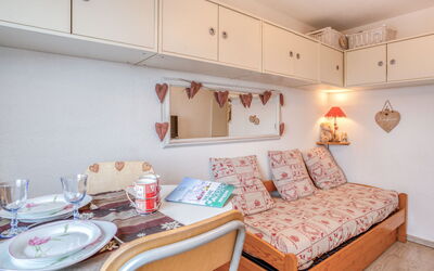 Accommodation:&nbsp;Vostok Zodiaque 800.87