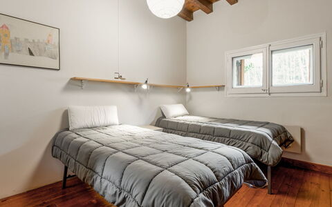 Molina: Building, Plant, Property, Window, Land Lot, Urban Design, Landscape, Neighbourhood, Grass, Leisure