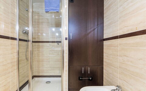 Vila del Far: Flooring, Plumbing Fixture, Bathroom, Floor, Interior Design, Plumbing, Composite Material, Tile, Door, Glass