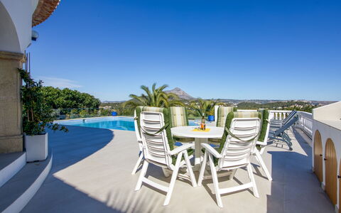 Villa Bonheur: Building, Plant, Property, Window, Land Lot, Urban Design, Landscape, Neighbourhood, Grass, Leisure