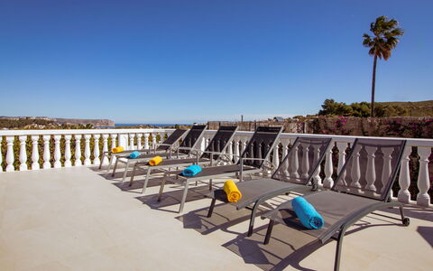 Villa Bonheur: Building, Plant, Property, Window, Land Lot, Urban Design, Landscape, Neighbourhood, Grass, Leisure