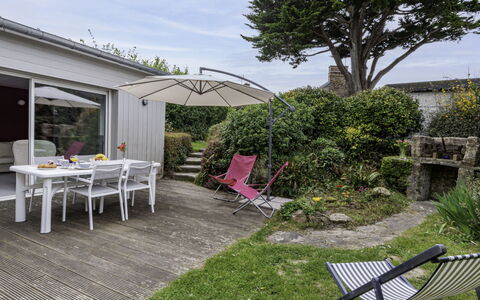 Le Havre de Paix: Building, Plant, Property, Window, Land Lot, Urban Design, Landscape, Neighbourhood, Grass, Leisure