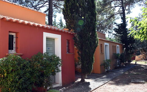 La Marana 600: Building, Property, Wood, Interior Design, Table, Computer Desk, House, Window
