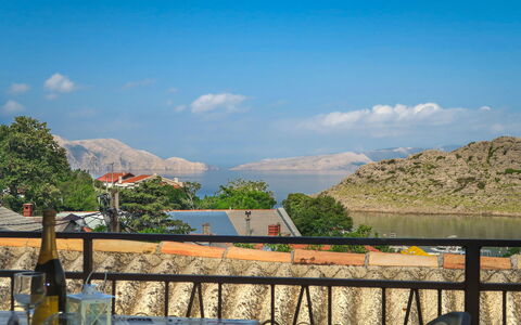 Nena: Cloud, Water, Sky, Property, Plant, Swimming Pool, Building, Window, Azure, Blue