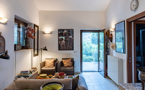 Hjort: Picture Frame, Property, Table, Door, Wood, Building, Floor, Flooring, Living Room, Houseplant