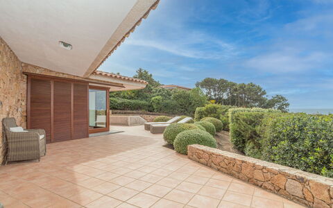 Malvasia: Building, Plant, Property, Window, Land Lot, Urban Design, Landscape, Neighbourhood, Grass, Leisure