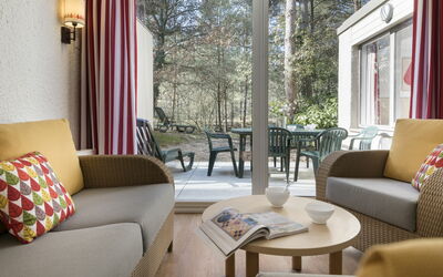 Cottage Comfort Nouveau Design 601.14: Building, Plant, Property, Window, Land Lot, Urban Design, Landscape, Neighbourhood, Grass, Leisure