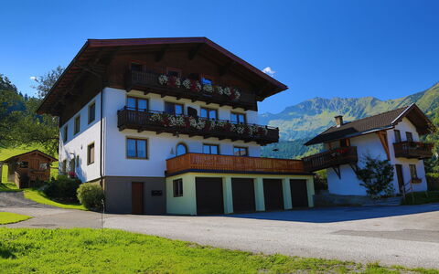 Ferwienwohnung Oberberghof: Hill Station, Mountain Range, Valley, Alps, Ridge, Mountain Village, Farmhouse, Summit, Villa, Balcony