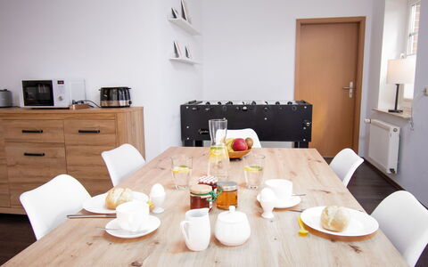 Kiek in: Table, Furniture, Tableware, Wood, Food, Floor, Flooring, Cabinetry, Hardwood, Comfort