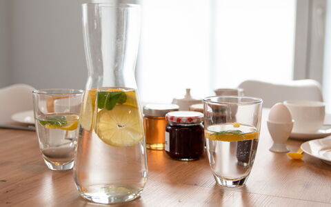 Kiek in: Tableware, Drinkware, Water, Ingredient, Table, Serveware, Dishware, Alcoholic Beverage