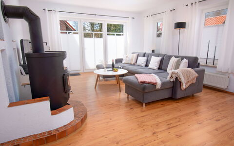 Kiek in: Furniture, Couch, Comfort, Wood, Living Room, Interior Design, Studio Couch, Lamp, Flooring, Floor
