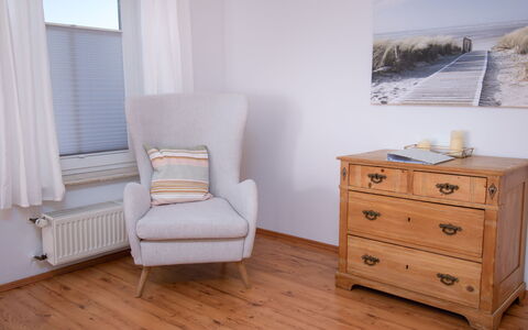 Kiek in: Furniture, Property, Cabinetry, Building, Drawer, Comfort, Wood, Interior Design, Dresser, Curtain