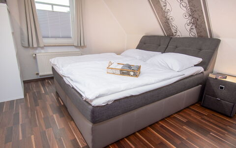 Kiek in: Furniture, Window, Building, Comfort, Wood, Bed Frame, Textile, Bed, Rectangle, Interior Design