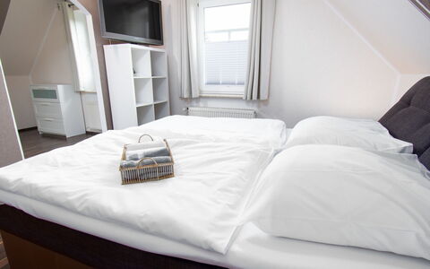 Kiek in: Furniture, Comfort, Pillow, Interior Design, Bed Frame, Bed, Floor, Building, Wood, Real Estate