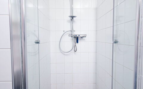 Kiek in: Plumbing Fixture, Bathroom, Shower, Flooring, Shower Head, Rectangle, Line, Floor, Plumbing