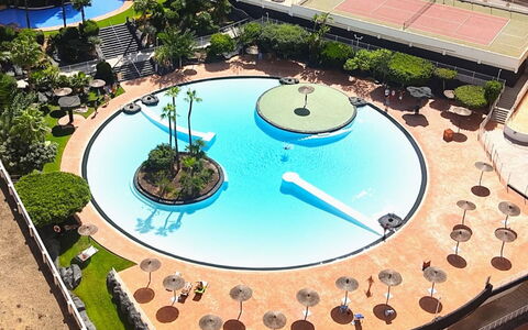 Torre San Marino (Vacance): Plant, Water, Tree, Urban Design, Leisure, Landscape, Real Estate, Condominium, City, Mixed-Use