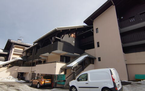 Les Arandellys: Wheel, Car, Sky, Vehicle, Property, Building, Window, Motor Vehicle