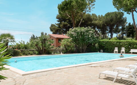 Ventimiglia 638: Water, Plant, Sky, Swimming Pool, Tree, Shade, Composite Material, Grass, Leisure, Landscape