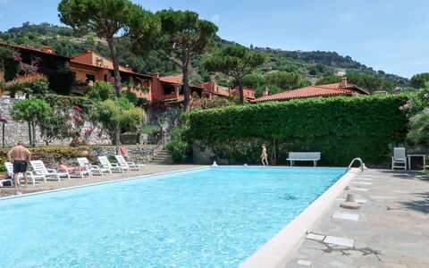 Ventimiglia 638: Water, Sky, Plant, Swimming Pool, Building, Tree, Cloud, Body Of Water, Leisure, Composite Material