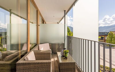 Emma 280.1: Building, Shade, Wood, Interior Design, Condominium, Cloud, Plant, Urban Design, Residential Area, Living Room