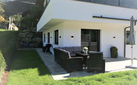 Haus Goldmann: Plant, Property, Building, Window, Shade, Land Lot, Grass, Cottage, Tree, Residential Area