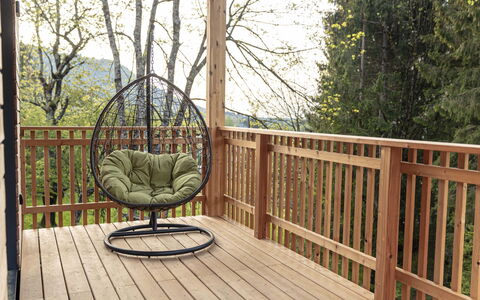 Premium Baumhaus mit 1 Schlafzimmer: Plant, Wood, Tree, Grass, Sky, Woody Plant, Wood Stain, Terrestrial Plant, Hardwood, Landscape