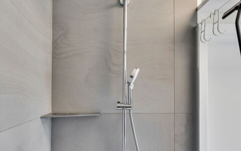 Ferienhaus Bude 92: Plumbing Fixture, Shower Head, Shower, Flooring, Shower Bar, Floor, Bathroom, Interior Design, Plumbing, Shower Panel
