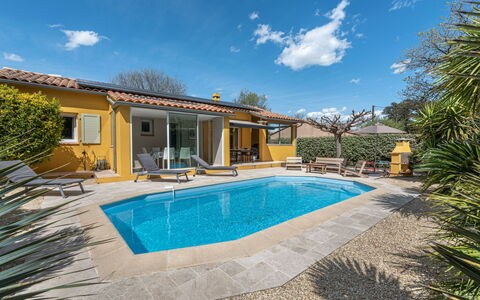 Le Clos du Mûrier: Water, Cloud, Plant, Sky, Building, Property, Swimming Pool, Azure, Window, Architecture