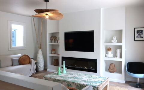 Le Clos du Mûrier: Furniture, Property, Couch, Table, Wood, Comfort, Interior Design, Lighting, Living Room