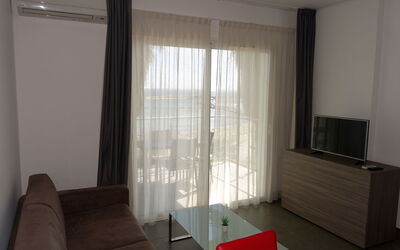 T2 Vue Cap 600.1: Property, Wood, Interior Design, Building, Curtain, Shade, Comfort, Floor, Flooring, Living Room