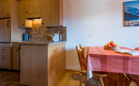 Südlenz 32 3. Og Süd: Property, Cabinetry, Table, Countertop, Kitchen Appliance, Building, Wood, Kitchen Sink, Interior Design, Sink