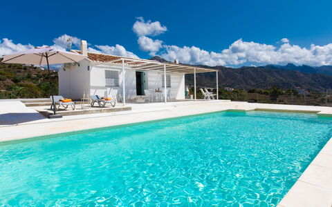 Las Vistas: Water, Cloud, Sky, Daytime, Property, Plant, Building, Swimming Pool, Blue, Azure