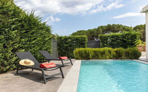 Alyssa: Water, Cloud, Plant, Sky, Swimming Pool, Building, Shade, Outdoor Furniture, Tree, Grass