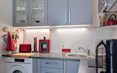 Lacanau 700: Kitchen Appliance, Major Appliance, Kitchen, Countertop, Cabinetry, Home Appliance, Interior Design, Furniture, Room, Cupboard