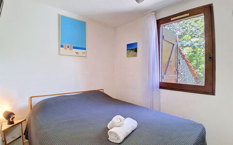 Lacanau 700: Wall, Bed, Bedroom, Interior Design, Bed Sheet, Wood, Furniture, Floor, Bedding, Flooring