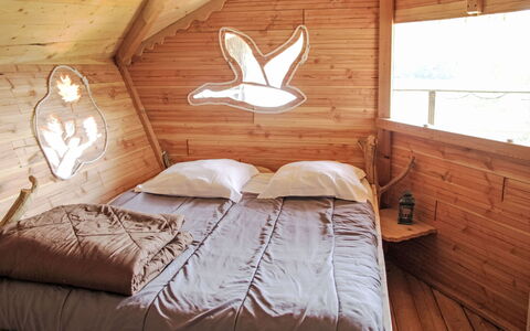 Meyrignac-L'Eglise 110: Wood, Wood Stain, Bedroom, Hardwood, Log Cabin, Bed, Plank, Bedding, Plywood, Bed Sheet