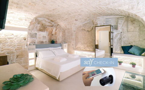 Accommodation:&nbsp;Room Romantic Grotta Sant'oronzo 7
