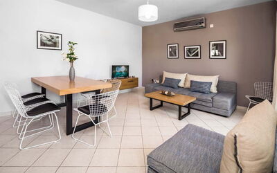 Kalpaki i: Table, Furniture, Property, Picture Frame, Couch, Living Room, Lighting, Wood, Interior Design, Floor