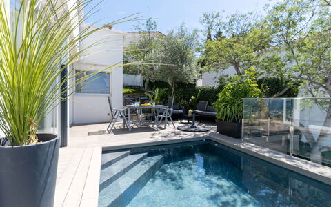 Pitágoras: Water, Plant, Property, Swimming Pool, Chair, Azure, Sky, Outdoor Furniture, Shade, Flowerpot