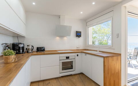 Pitágoras: Countertop, Cabinetry, Building, Kitchen Stove, Kitchen, Wood, Kitchen Appliance, Lighting, Sink, Floor