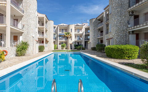 Flamicell: Water, Plant, Daytime, Window, Sky, Building, Azure, Swimming Pool, Body Of Water, Leisure