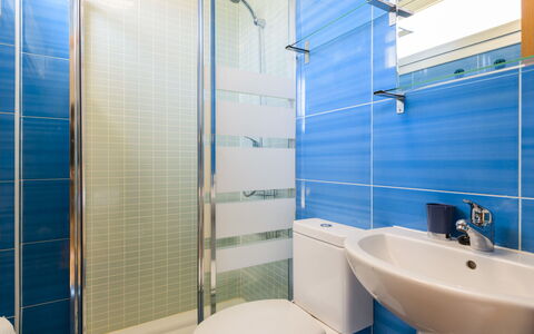 Residencial Oropesa - la Concha: Plumbing Fixture, Sink, Property, Tap, Blue, Building, Bathroom, Purple, Bathroom Sink, Interior Design