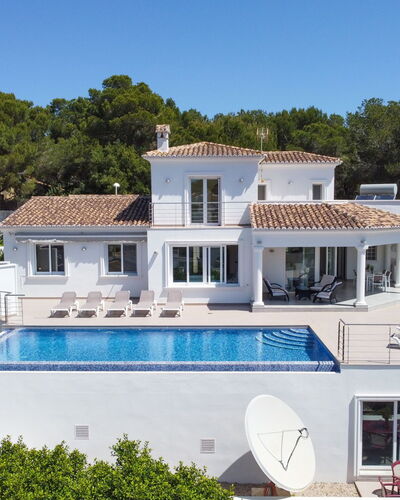 El Portet: Sky, Plant, Building, Daytime, Property, Window, Tree, Architecture, Urban Design, Leisure