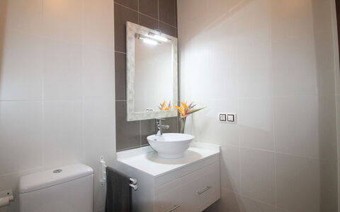 Flor de Ponoig: Mirror, Tap, Property, Sink, Building, Plumbing Fixture, Bathroom, Bathroom Sink, Interior Design, Wood
